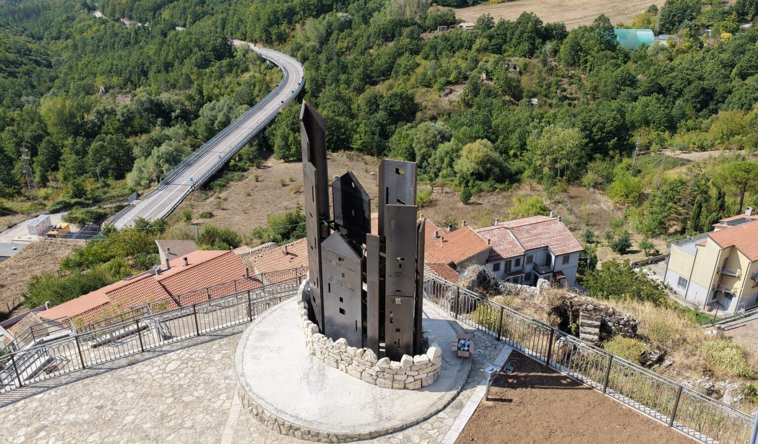 La terrazza panoramica con la scultura, vista dall'alto