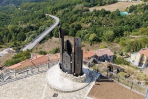 La terrazza panoramica con la scultura, vista dall'alto