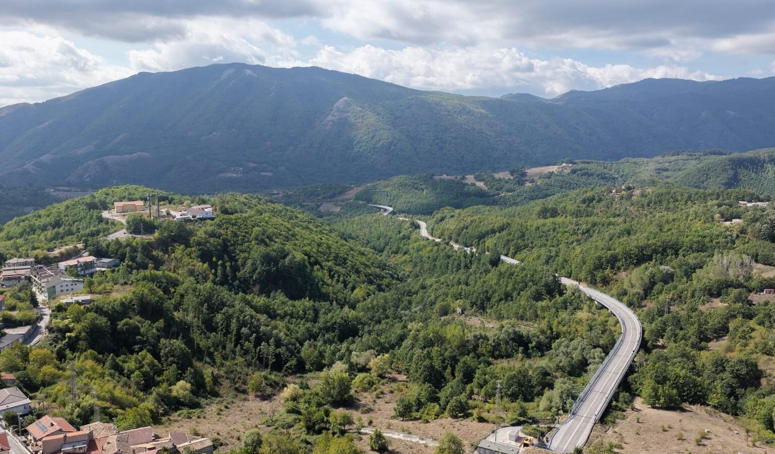 I boschi e le montagne intorno a Castelgrande