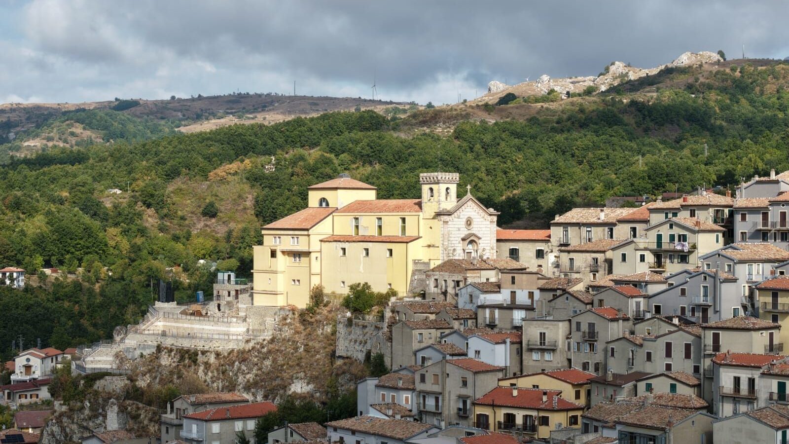 La chiesa madre nel centro storico, con il campanile