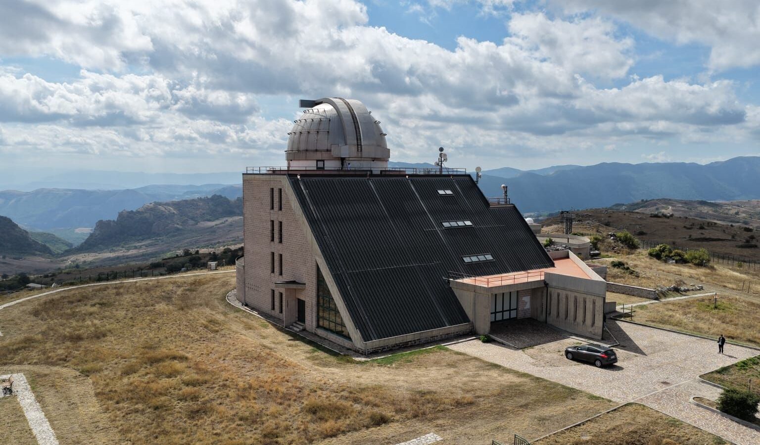 L'osservatorio astronomico TT1 sul monte Toppo, con la cupola del telescopio