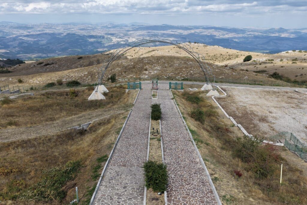 Il viale con l'arco sul monte Toppo, all'inizio del Viaggio nel cosmo